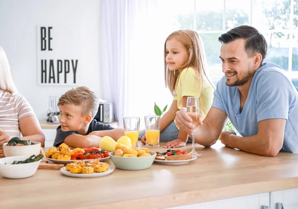 Große Familie beim Abendessen zu Hause — Stockfoto