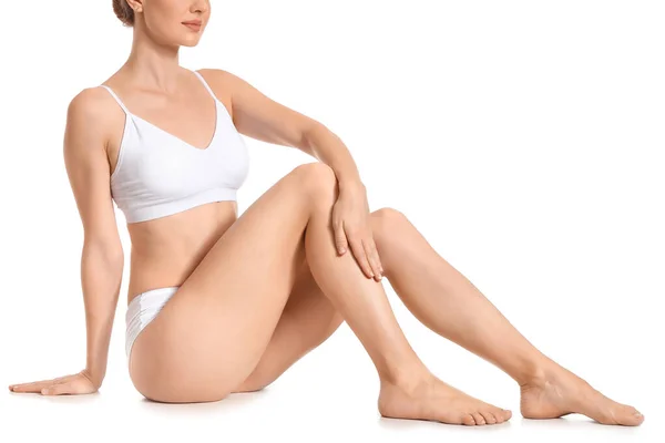 Femme avec de belles jambes après l'épilation sur fond blanc — Photo