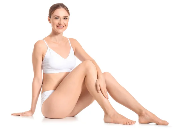 Mujer con hermosas piernas después de depilación sobre fondo blanco — Foto de Stock