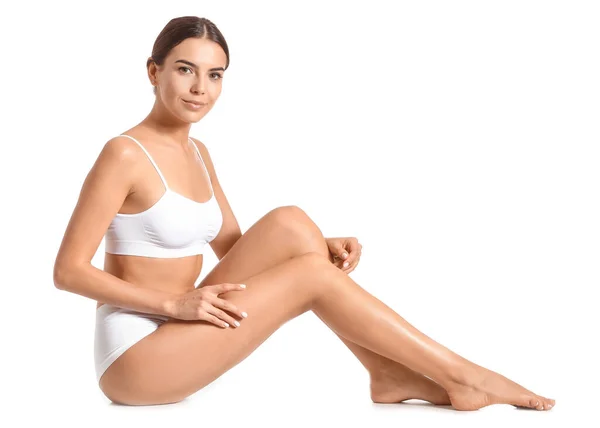 Žena s krásnými nohami po depilaci na bílém pozadí — Stock fotografie