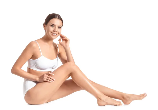 Nő gyönyörű lábak szőrtelenítés után fehér háttér — Stock Fotó