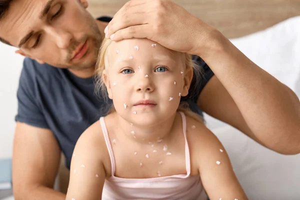 Muž, který se stará o svou dcerku s neštovicemi doma — Stock fotografie