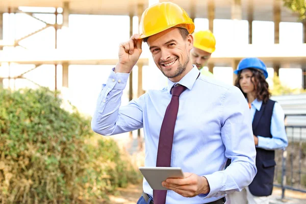 Ritratto di architetto maschio con tablet in zona edificabile — Foto Stock