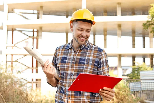 Portrait de l'architecte masculin dans la zone du bâtiment — Photo