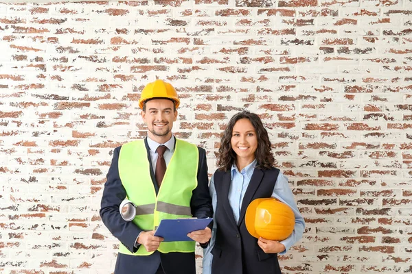 Portret van architecten tegen bakstenen muur — Stockfoto