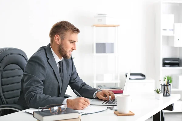 Porträt eines gutaussehenden Geschäftsmannes im Amt — Stockfoto