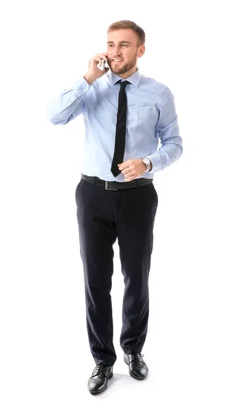 Porträtt av stilig affärsman talar via telefon på vit bakgrund — Stockfoto