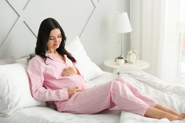 Hermosa joven embarazada en el dormitorio —  Fotos de Stock