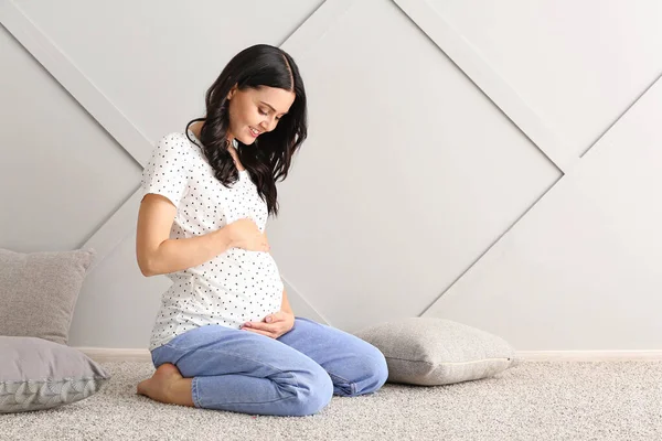 Hermosa joven embarazada en casa — Foto de Stock