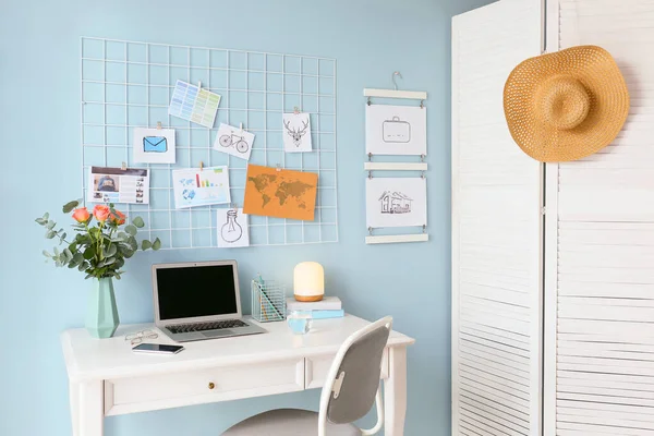 Komfortabler Arbeitsplatz mit Mood Board im Zimmer — Stockfoto