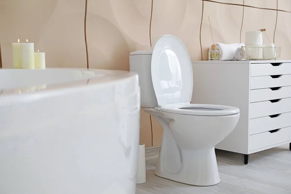 Mangkuk toilet modern di dalam kamar kecil — Stok Foto