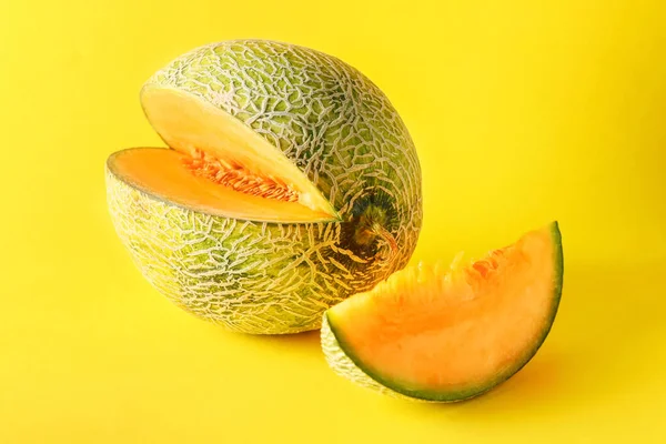 Söt mogen melon på färg bakgrund — Stockfoto