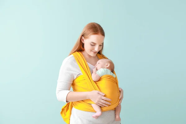 Madre con bambino carino su sfondo di colore — Foto Stock