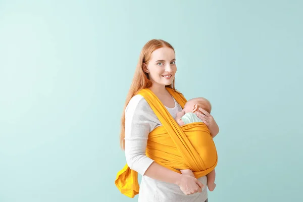 Moeder met schattige baby op kleur achtergrond — Stockfoto