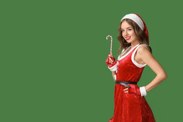 Bella donna vestita da Babbo Natale sullo sfondo di colore — Foto Stock