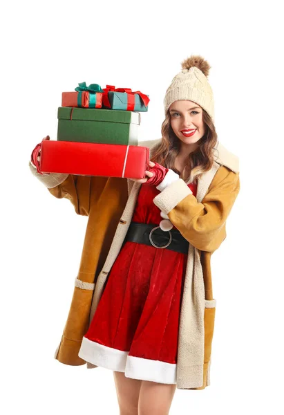 Mooie vrouw verkleed als kerstman met geschenken op witte achtergrond — Stockfoto