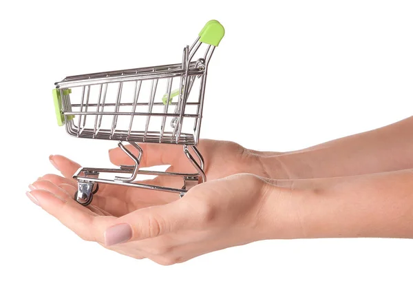 Ženské ruce s malým prázdným nákupním vozíkem na bílém pozadí — Stock fotografie