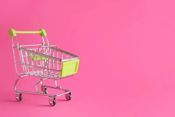 Üres kis bevásárlókosár színes háttér — Stock Fotó