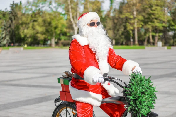 Санта Клаус їде на велосипеді надворі. — стокове фото
