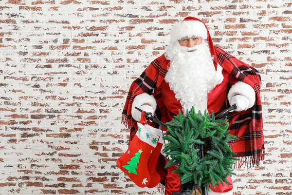 Santa Claus s kolem cihlové zdi — Stock fotografie