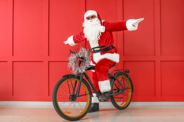 Papai Noel com bicicleta no fundo de cor — Fotografia de Stock