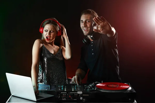 Young djs playing music in nightclub — Stock Photo, Image