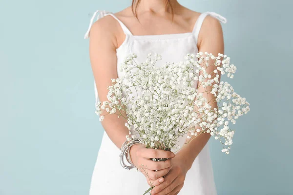 Mujer con ramo de hermosas flores sobre fondo de color — Foto de Stock