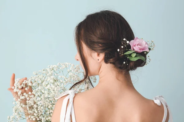 Kvinna med bukett med vackra blommor på färg bakgrund — Stockfoto