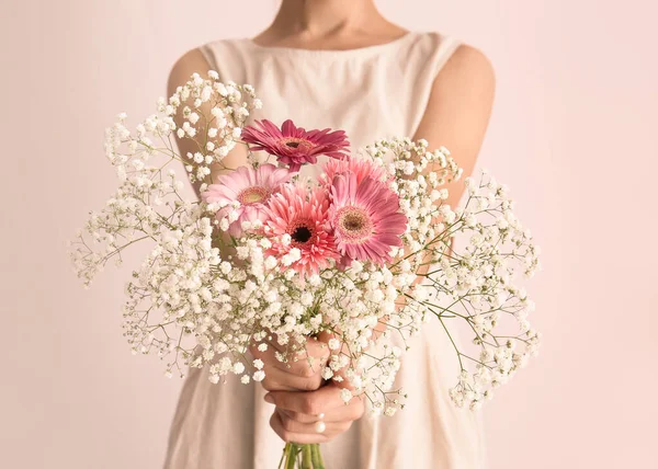 Женщина с букетом красивых цветов на цветном фоне — стоковое фото