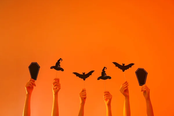 Veel handen met Halloween decor op kleur achtergrond — Stockfoto