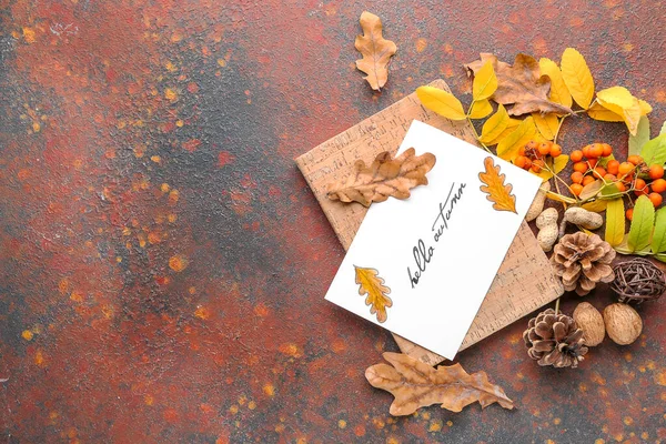 Красива осіння композиція з блокнотом, листям і карткою на гранжевому фоні — стокове фото