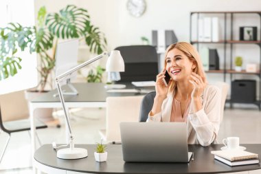 güzel iş kadını ofiste çalışan