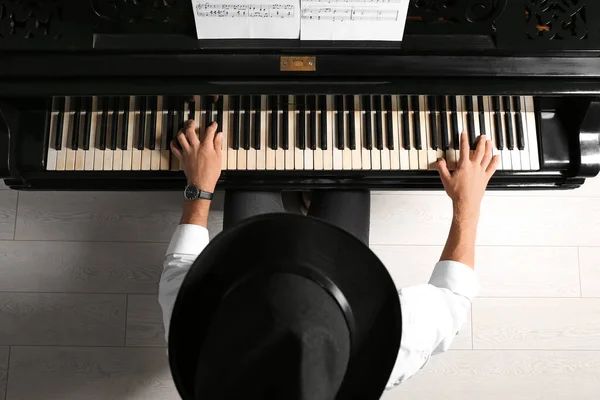 Hombre tocando el piano de cola en el concierto, vista superior —  Fotos de Stock