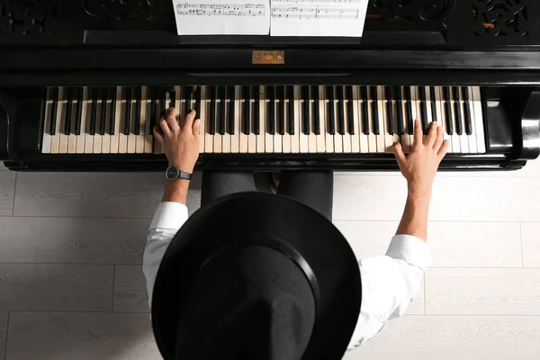 Man spelar flygel på konserten, uppifrån — Stockfoto