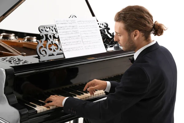 Homem tocando piano no concerto — Fotografia de Stock