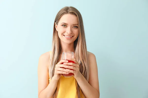 Woman with healthy juice on light background. Diet concept — Stock Photo, Image