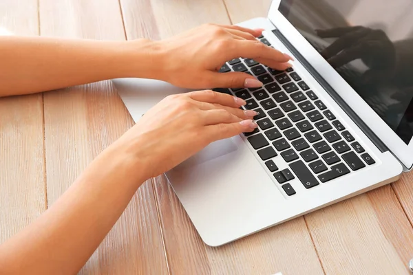 Junge Frau arbeitet am Laptop am Tisch — Stockfoto