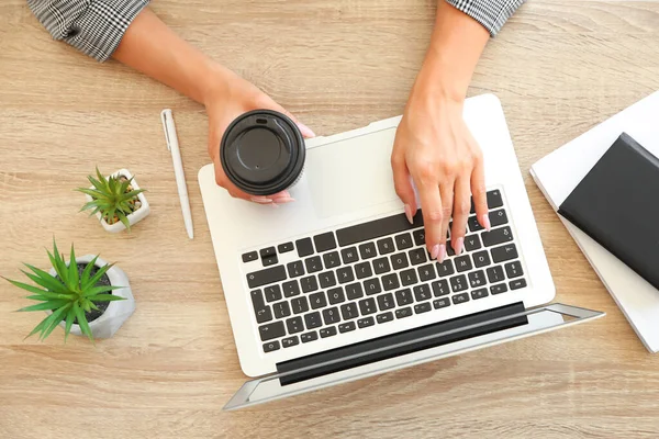 Jovem mulher trabalhando no laptop à mesa — Fotografia de Stock