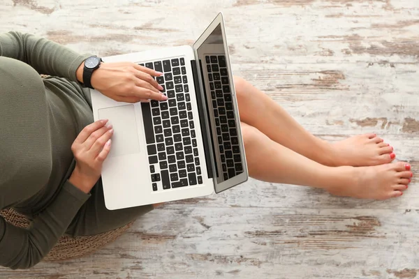 Young woman working on laptop at home — Stock Photo, Image