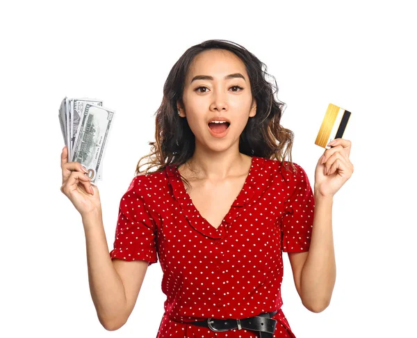 Sorprendida mujer asiática con tarjeta de crédito y dinero sobre fondo blanco — Foto de Stock