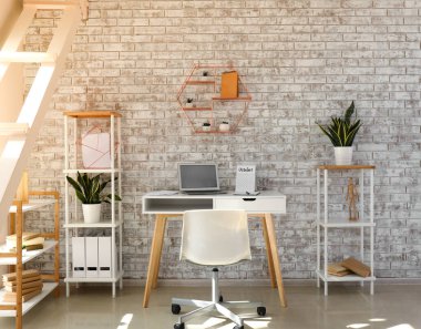 Rahat işyeri olan modern odanın içi