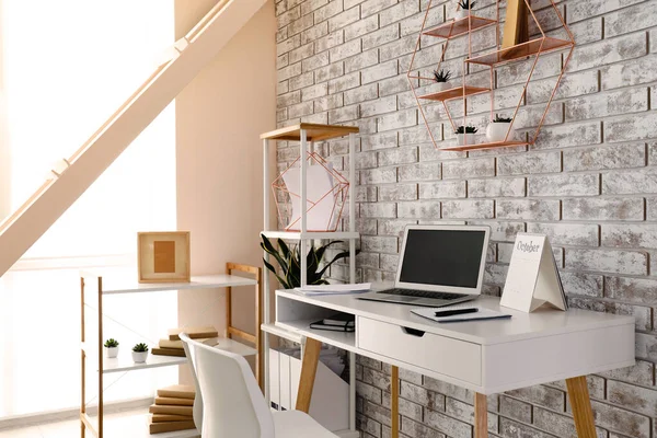 Interior de la habitación moderna con lugar de trabajo cómodo — Foto de Stock