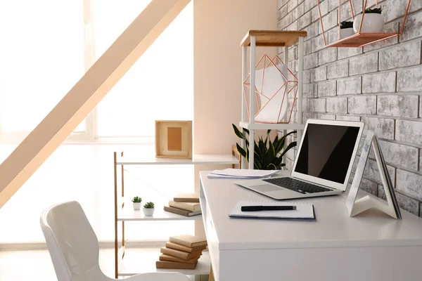 Interiör i modernt rum med bekväm arbetsplats — Stockfoto