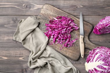 Tahta üzerinde bıçak ve tahta kesme tahtası olan taze lahana.