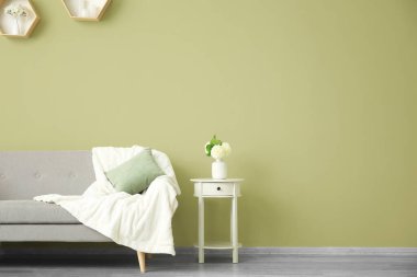 Kanepesi ve masası olan güzel modern bir oda.