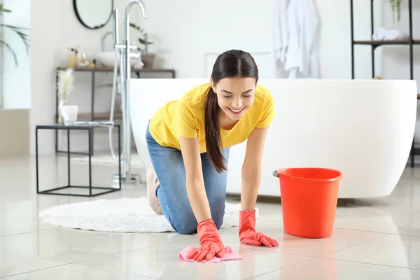 Bela jovem mulher limpeza casa de banho — Fotografia de Stock