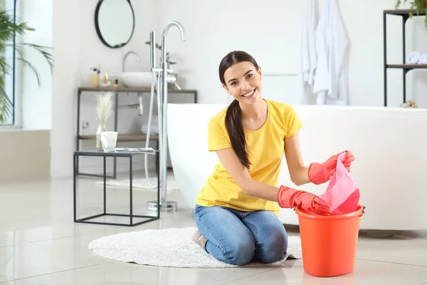 Beautiful young woman cleaning bathroom — Stock Photo, Image