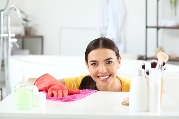 Beautiful young woman cleaning bathroom — Stock Photo, Image