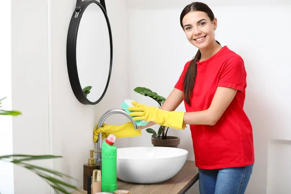 Beautiful young woman cleaning bathroom — Stock Photo, Image