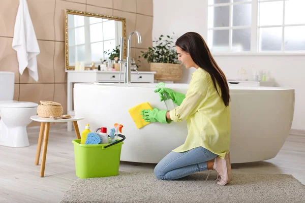 아름다운 여자 가 화장실 청소를 하고 있다 — 스톡 사진